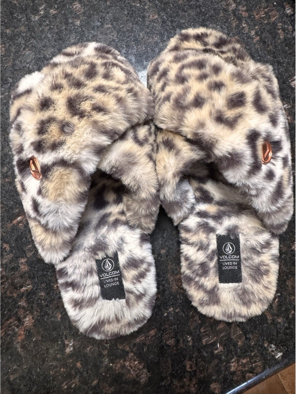 VOLCOM Lived In Lounge Leopard Cheetah Fur Slippers slide on shoes sz 7